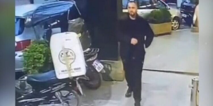 FOTO/ Qëlloi mbi 42 vjeçarin, autori ecën e i qetë me armë në dorë