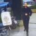 FOTO/ Qëlloi mbi 42 vjeçarin, autori ecën e i qetë me armë në dorë
