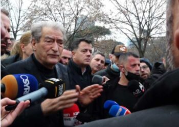 “Çmendet Berisha”/ Paralajmëron mosbindje civile në të gjithë Shqipërinë