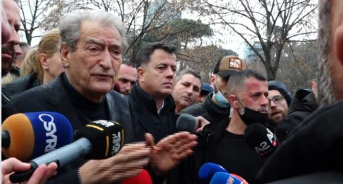 “Çmendet Berisha”/ Paralajmëron mosbindje civile në të gjithë Shqipërinë
