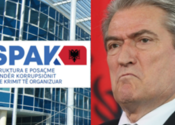 FOTO/ Postieri i “maskuar”, ja si u dorëzua në SPAK autorizimi për arrestimin e Berishës