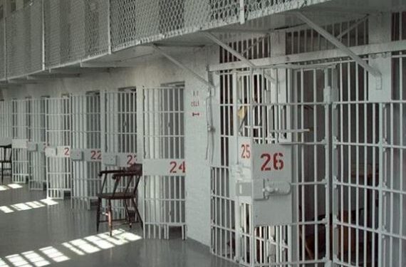 Zbulohet letra e drejtorit të Policisë: “Të fortët me shërbëtorë që u lajnë qelinë