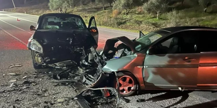 Përplasen dy makina në aksin Levan–Tepelenë, 7 të plagosur, një 3-vjeçar në gjendje të rëndë