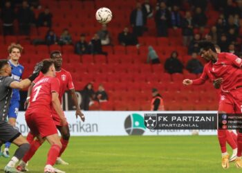 Pikantet e Partizani-Erzeni/ Shehi nis misionin, shijakasit “bëjnë ligjin” në tribuna
