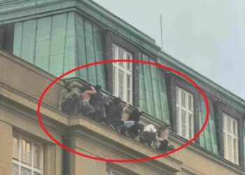Masakra në Pragë/ Pamje të pabesueshme! Studentët fshihen nga shënjestra e autorit në parvazin e dritares