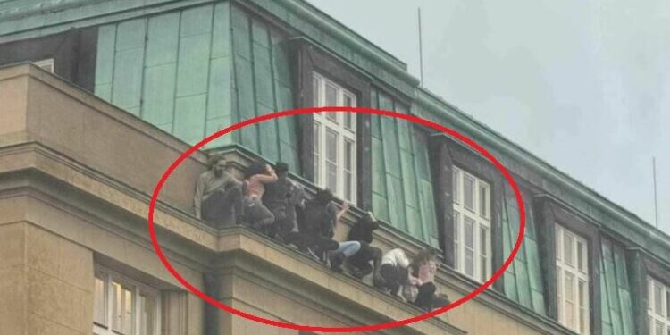 Masakra në Pragë/ Pamje të pabesueshme! Studentët fshihen nga shënjestra e autorit në parvazin e dritares