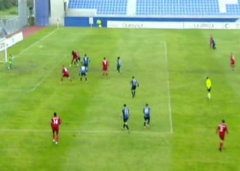VIDEO/ Mensah e zhyt topin në rrjetë
