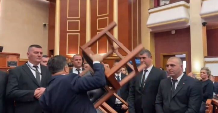 “Ua hodha karriget mbi kokë”, Flamur Noka përplaset me gardistët