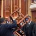 “Ua hodha karriget mbi kokë”, Flamur Noka përplaset me gardistët