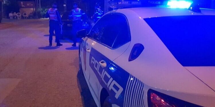Merret peng 21-vjeçari në Fier, arrestohen dy persona si edhe polici…