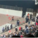 Tension në tribuna, tifozë të Elbasanit shkojnë tek sektori i miqve