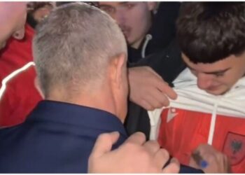 VIDEO/ Silvinho rrethohet nga tifozët në Hamburg, shqiptarët e presin me brohorima