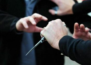 16-vjeçari del jashtë kontrolli, plagos 2 adoleshentë me thikë