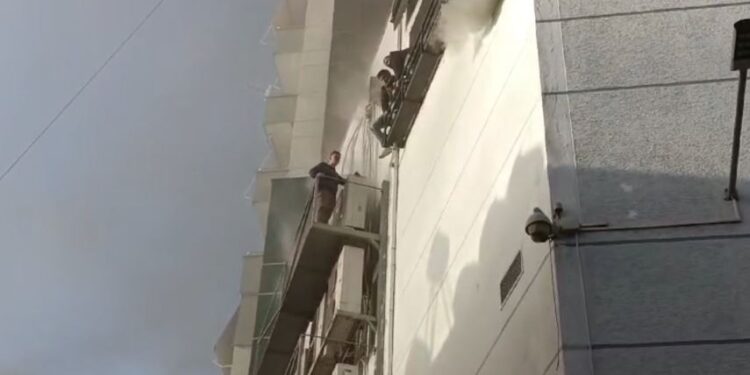 Situatë alarmante në Lushnjë, 4 banesa akoma kanë njerëz brenda. Pallati 12 katësh vazhdon të digjet