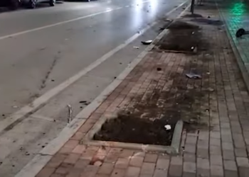 Përplasen dy makina në Fier, njëra përfundon në trotuar
