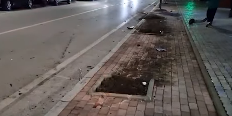 Përplasen dy makina në Fier, njëra përfundon në trotuar