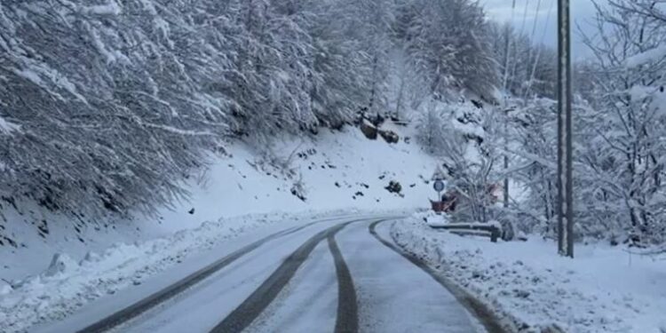 Reshje dëbore në qarkun e Korçës, ja si paraqitet situata në juglindje të vendit