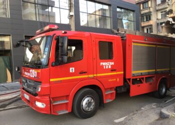 Përfshihet nga flakët një apartament në Fier, i moshuari shpëtohet nga fqinjët. Detaje