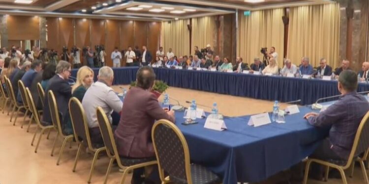 Deputetët e PD takim pas tensioneve në Kuvend, Bardhi mbledh grupin parlamentar të demokratëve