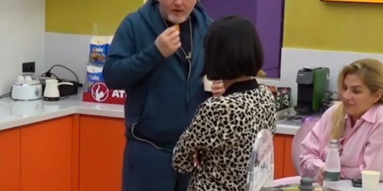 “E adhuron Romeon si mashkull”/ Juli ngacmon Rozën, ja si reagon ajo