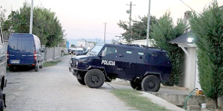 FOTO/ Gjykata e liroi nga burgu, kush është Valter Bami, “i forti i Niklës” dhe lidhja me atentatin ndaj familjes së Gentian Bejtjës