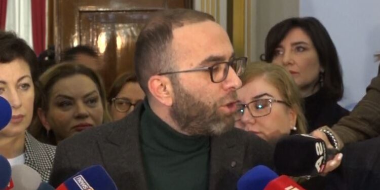 “Po u hedhin hi syve shqiptarëve, Rama s’do zgjedhje të lira”, Bardhi i prerë: S’po e pengon opozita Reformën Zgjedhore, por…
