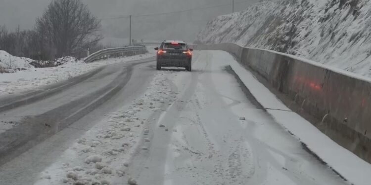 Reshje dëbore, temperatura të ulëta dhe problematika në qarkullimin e mjeteve, si paraqitet situata në rrethe