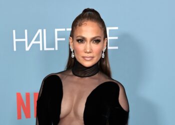 FOTO/ Jennifer Lopez ndez rrjetin, shfaqet me të brendshme të kuqe në Instagram