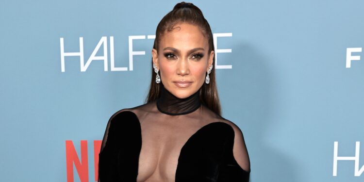 FOTO/ Jennifer Lopez ndez rrjetin, shfaqet me të brendshme të kuqe në Instagram