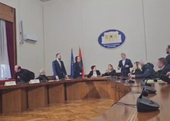 “Jemi apo nuk jemi për hapjen e listave të deputetëve?”Flutura Açka: Njëra palë është pro, tjetra do të ruajë karrigen e vet