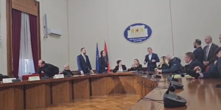 “Jemi apo nuk jemi për hapjen e listave të deputetëve?”Flutura Açka: Njëra palë është pro, tjetra do të ruajë karrigen e vet