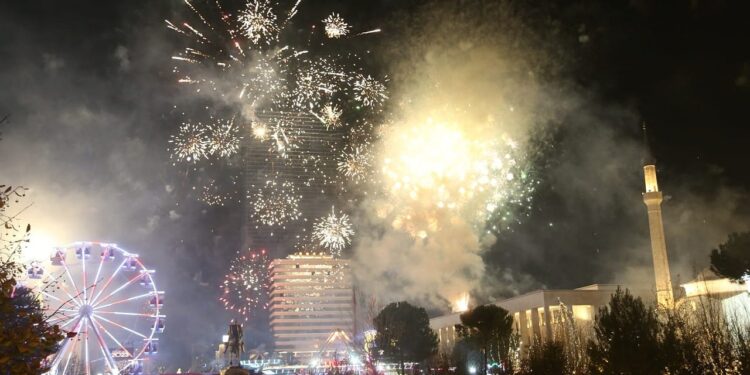 Gëzuar Vitin e Ri 2024, e gjithë Shqipëria e pret me fishekzjarre