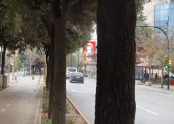 Italiania po ecte në korsinë e biçikletave në Bulevard kur e kapi plumbi qorr, detaje nga plagosja në Tiranë. Një burrë te zona e Piramidës pëson të njëjtin ‘fat’