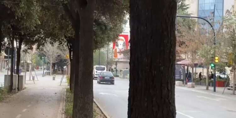 Italiania po ecte në korsinë e biçikletave në Bulevard kur e kapi plumbi qorr, detaje nga plagosja në Tiranë. Një burrë te zona e Piramidës pëson të njëjtin ‘fat’