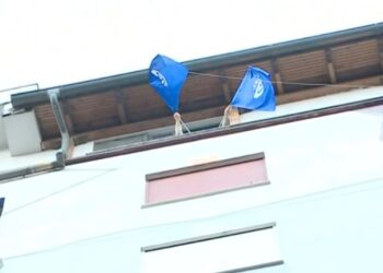 Në arrest shtëpie, simpatizantët e Berishës ‘blindojnë’ ambientet pranë shtëpisë, ish-kryeministri i përshëndet nga dritarja me flamuj të PD