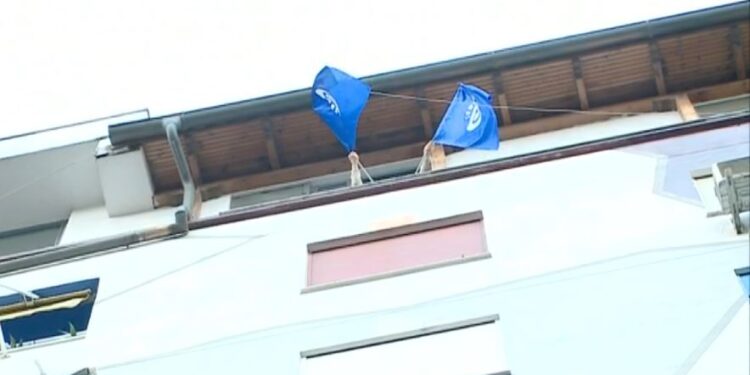 Në arrest shtëpie, simpatizantët e Berishës ‘blindojnë’ ambientet pranë shtëpisë, ish-kryeministri i përshëndet nga dritarja me flamuj të PD