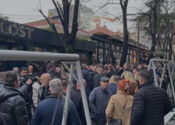 Grumbullimi i simpatizantëve të tij poshtë shtëpisë, Berisha publikon videon: Duke përshëndetur luftëtarët e lirisë, betejë pa kthim