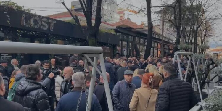 Grumbullimi i simpatizantëve të tij poshtë shtëpisë, Berisha publikon videon: Duke përshëndetur luftëtarët e lirisë, betejë pa kthim