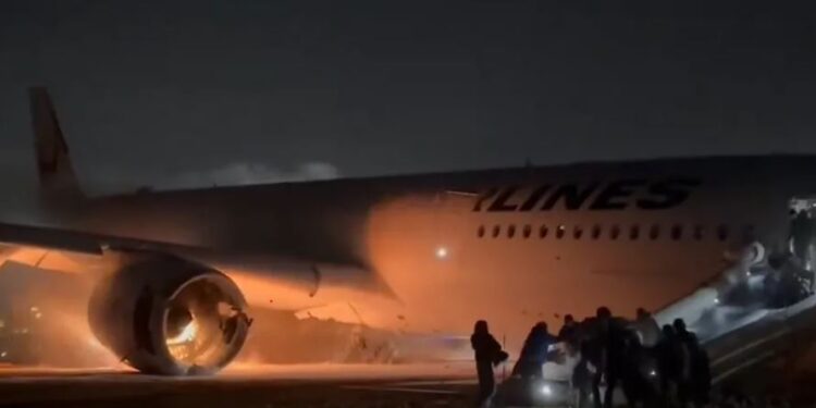 Përplasja e dy avionëve/ Pasagjerët përshkruajnë kaosin e përjetuar: Gjithçka e mbuluar me tym si në ferr
