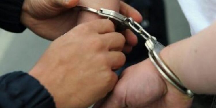 Ushtroi dhunë ndaj bashkëshortes dhe djalit të mitur, pranga 46-vjeçarit në Vaun e Dejës