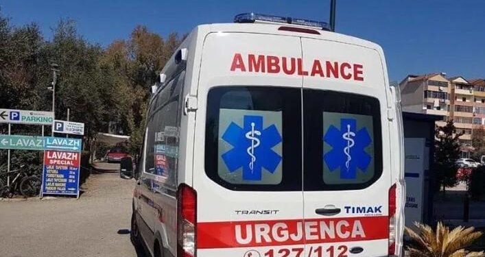 Makina përplas një të mitur në Vlorë, 8-vjeçari transportohet me urgjencë në spital