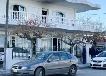 Ngjarje e rëndë në një familje! Burri përleshet me gruan në sy të fëmijëve, e lag me benzinë dhe i vë flakën