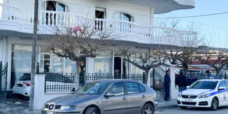 Ngjarje e rëndë në një familje! Burri përleshet me gruan në sy të fëmijëve, e lag me benzinë dhe i vë flakën