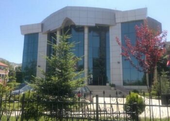 Abuzoi seksualisht me vajzën e mitur të partneres së babait, burg për 29-vjeçarin në Korçë. Zbardhet dëshmia e të riut në gjyq