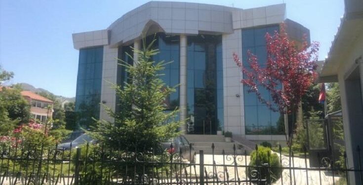 Abuzoi seksualisht me vajzën e mitur të partneres së babait, burg për 29-vjeçarin në Korçë. Zbardhet dëshmia e të riut në gjyq