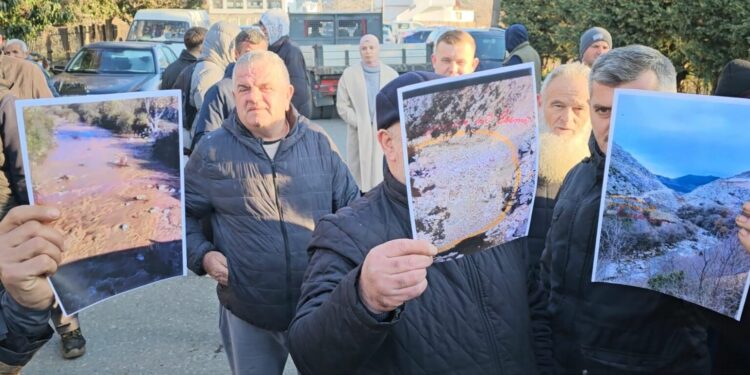 “Fajin e ka gurorja”, banorët e Postribës ngrihen në protestë: Po pimë ujë të ndotur