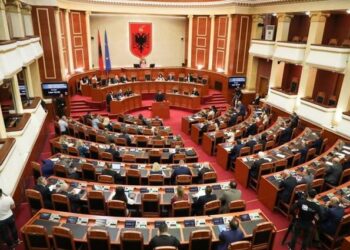 Ahmetaj në arrati/ Dallëndyshe Bici refuzon mandatin e deputetes, i kalon Plarent Ndrecës