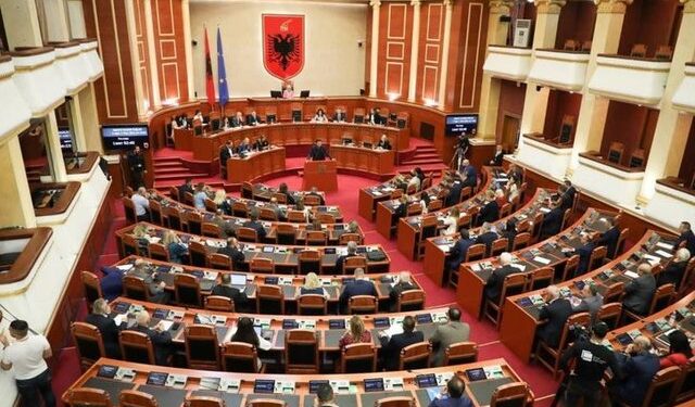 Ahmetaj në arrati/ Dallëndyshe Bici refuzon mandatin e deputetes, i kalon Plarent Ndrecës