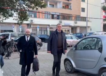 FOTOLAJM/ Beqaj në SPAK, polici e gjobit për parkim të gabuar. Makina në emër të personazhit ‘kyç’ për hetimet e SASPAK