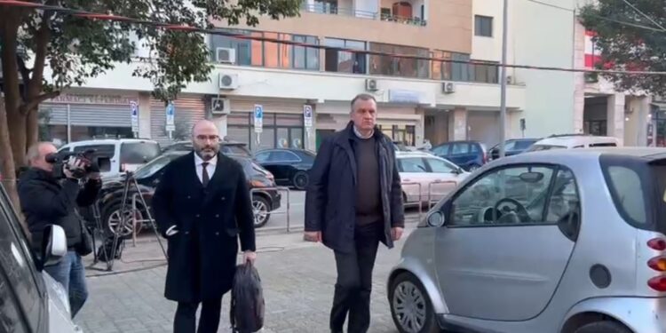FOTOLAJM/ Beqaj në SPAK, polici e gjobit për parkim të gabuar. Makina në emër të personazhit ‘kyç’ për hetimet e SASPAK